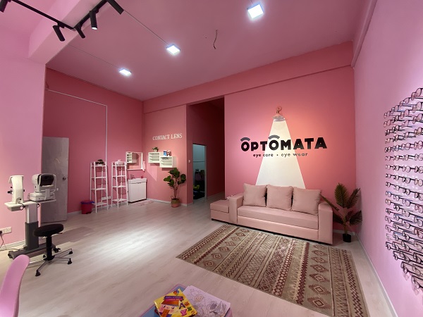 Besides eye screening facilities, Optomata also provides contact lens fitting for its customers. 