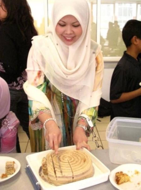 shahida cutting a cake at glasgow university