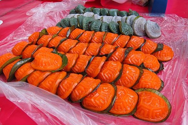 Although often dyed red, the ang-ku kuih also comes in different colours.