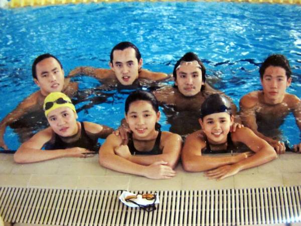 A picture of Ooi Kee Tzuen in the pool with the other members of the national team that he is part of during the year of 2002-2003.