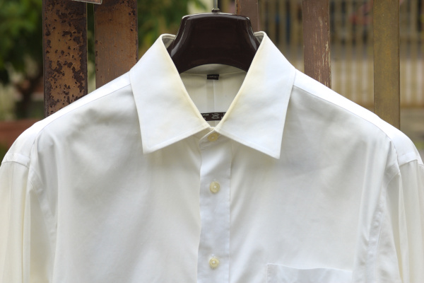 An example of a solid white shirt, but when visible fraying and yellowing at the collar.