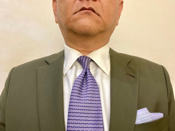 Close-up of the chest displaying a typical business formal outfit, emphasising the Four-In-Hand Knot.