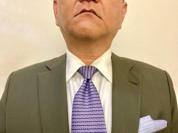 Close-up of the chest displaying a typical business formal outfit, emphasising the Windsor Knot.